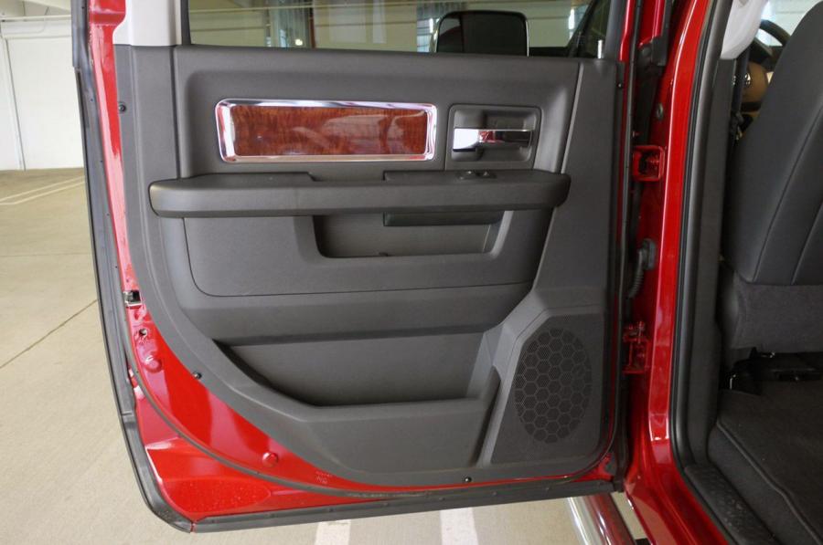  Dodge Ram 3500 Laramie Mega Cab 2010 года  (фото 10 из 37)